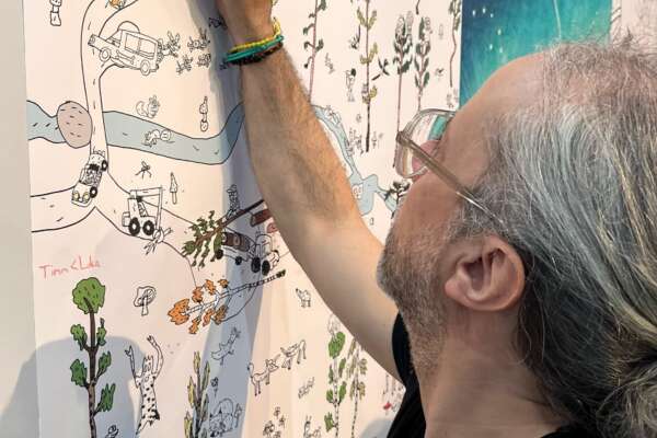 Markus Fertig malt ein Wandbild aus